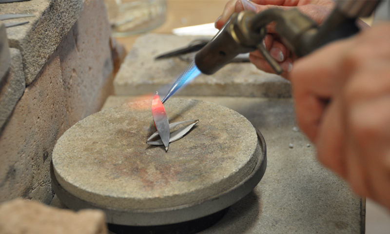 Master goldsmith Hélène van Dorp in het workshop